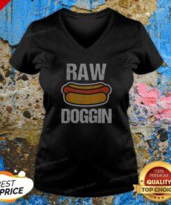 Pretty Raw Doggin Hot Dog Food Humor Funny Cooking Grill Chef Meal Eating V-Neck Shirt